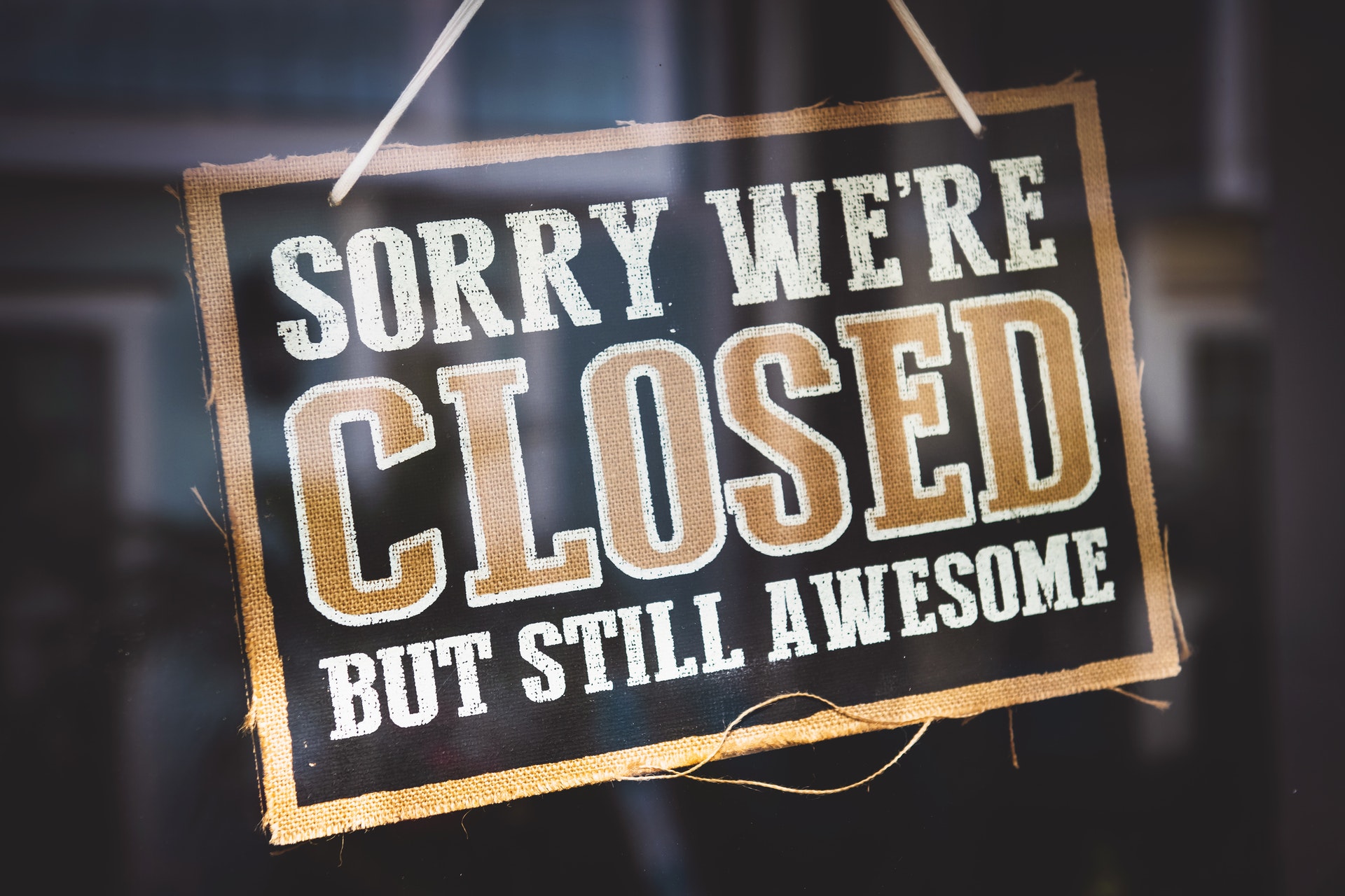 Ein Schild mit dem Text: "Sorry, we're closed. But Still awesome."