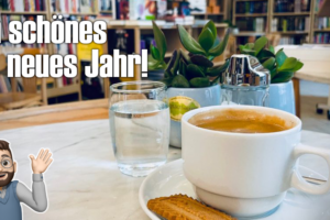 Bild einer Tasse Kaffee. Darüber der Schriftzug: "Ein schönes neues Jahr".